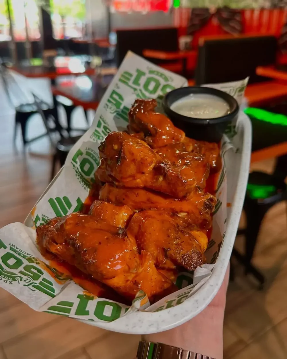 Papel impreso para canastillas de alitas — Papelver - PAPELVER - PAPELVER Alitas de pollo en salsa buffalo servidas en canastilla con papel impreso Papelver