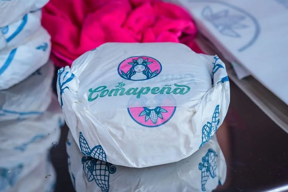 Papel personalizado para tortillas La Comapeña — Papelver - PAPELVER - PAPELVER Tortillas envueltas en papel personalizado La Comapeña grado alimenticio Papelver