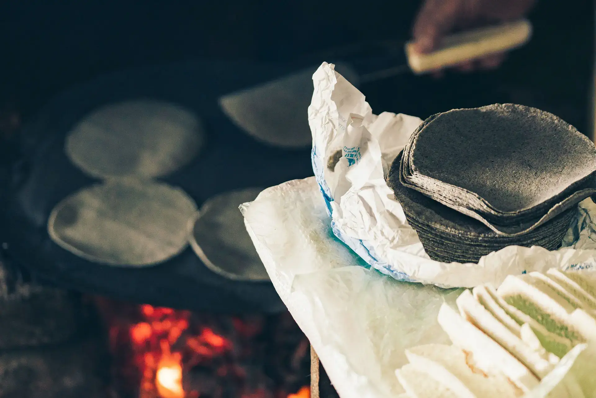 Tortillas de maíz azul envueltas en papel — Papelver - PAPELVER - PAPELVER Tortillas de maíz azul envueltas en papel encerado grado alimenticio Papelver